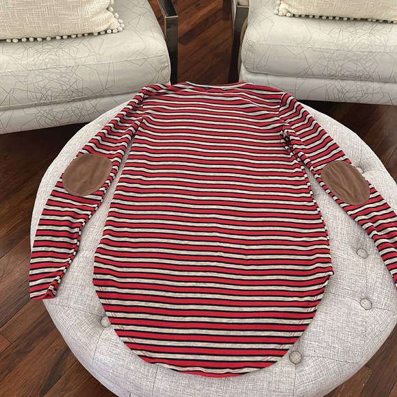 Boutique brand long top. Slightly longer in back - Picture 3 of 3